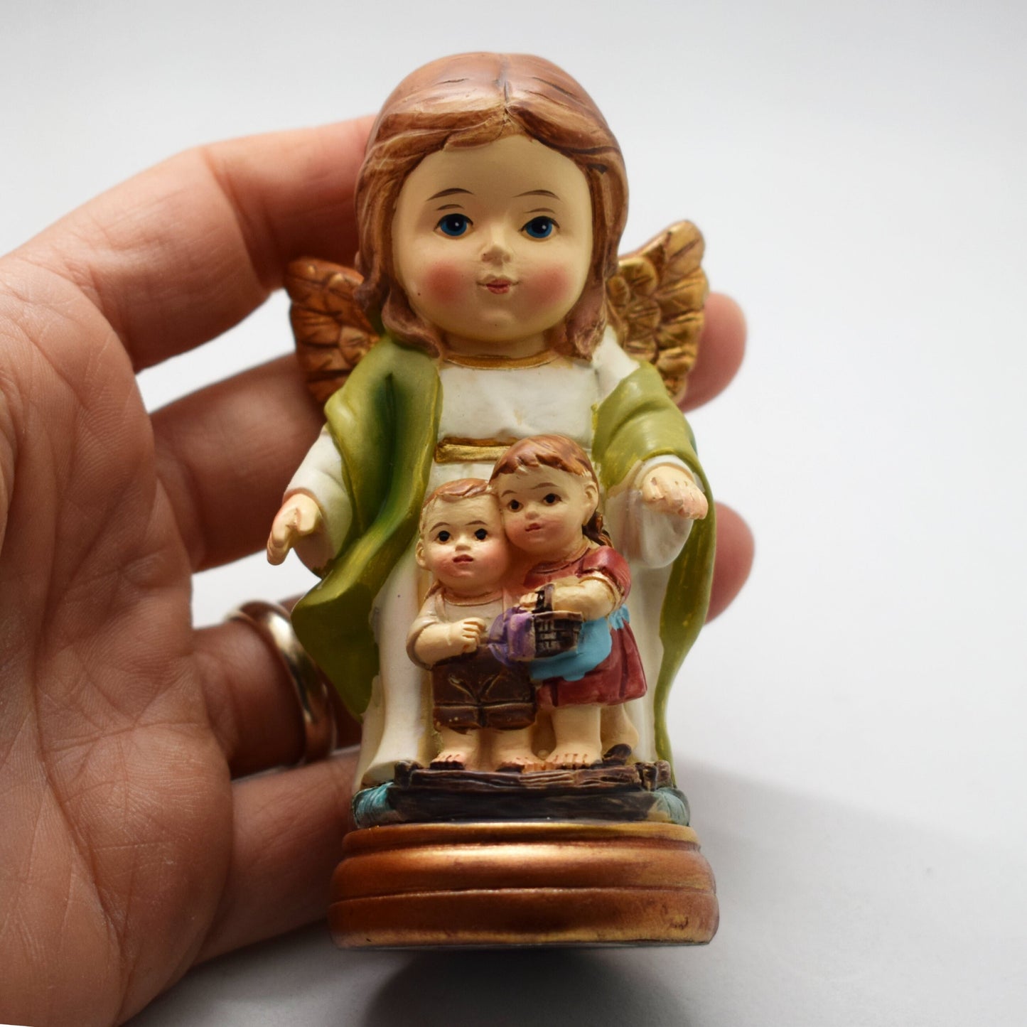 🕊️ Guardian Angel Resin Statue – Mini Angel with Children – Italian Pocket Catholic Figurine – Desk or Travel Gift